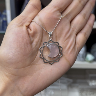 Pembe kuvars taşlı gümüş kolye