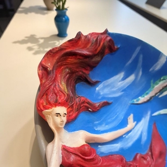 Rüzgarda Kadın – El Boyaması Sanatsal Dekoratif Tabak
