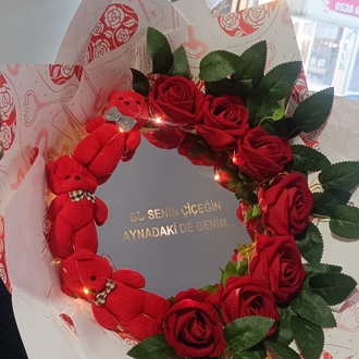 Bu senin çiçeğin aynadaki de benim yazılı ayna içeren Gül ve ayıcıklı buket