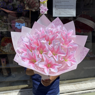 Pembe lilyum buketi