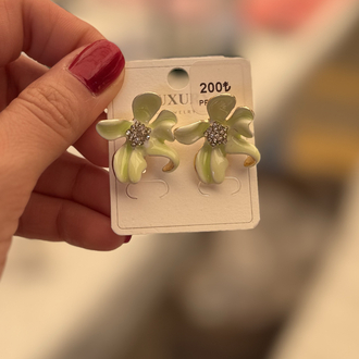 Fıstık yeşili çiçek figürlü küpe 