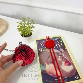 2'li Hediye Seti: Tutku Kırmızısı Lolipop Cüzdan ve El Örgüsü Çiçek Kitap Ayracı