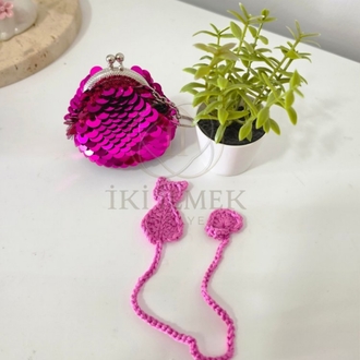 2'li Hediye Seti: Fuşya Payetli Lolipop Cüzdan ve Kedi Figürlü Örgü Kitap Ayracı