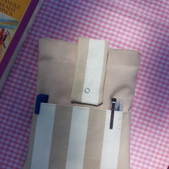 Bej çizgili kitap kılıfı