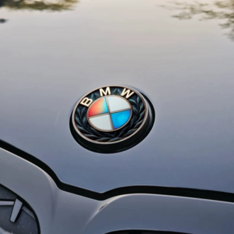 BMW 3D Kabartmalı Çelenk Motifli İridyum Amblem (Siyah & Gold)