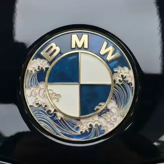 Imperium Garage® BMW Uyumlu Özel Seri Okyanus Dalga Motifli 3D Amblem (Altın/Lacivert)