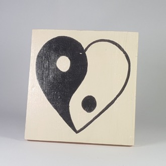 El Yapımı Masif Ahşap Duvar Süsü - 15x15 cm (Ying/Yang- Love)