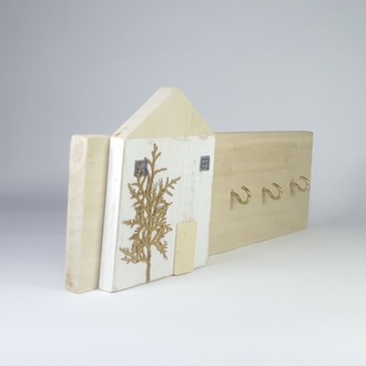 Ahşabın sıcaklığı ve doğallığı anahtarlık formunda işlendi.34x14x3 cm.