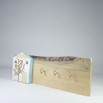 Ahşabın sıcaklığı ve doğallığı ile yapılmış 3 çengelli anahtarlık. 30x12x2 cm.