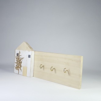 Ahşabın sıcaklığı ve doğallığı anahtarlık formunda işlendi.34x14x3 cm.