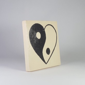 El Yapımı Masif Ahşap Duvar Süsü - 15x15 cm (Ying/Yang- Love)