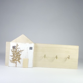 Ahşabın sıcaklığı ve doğallığı anahtarlık formunda işlendi.34x14x3 cm.