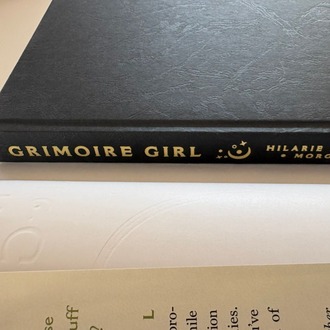 Grimoire Girl: Büyü ve Yaramazlığın Mirasını Yaratmak (Karton Kapak, Ciltli)