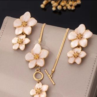 “Bloom Elegance Çiçek Set – Kolye & Küpe”