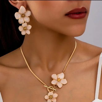 “Bloom Elegance Çiçek Set – Kolye & Küpe”