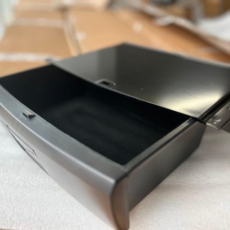 Model Y Ön Koltuklar Altı 6 Lt. KİLİTLİ Metal Kapaklı KAYMAZ YÜZEYLİ Saklama Alanı , SİYAH