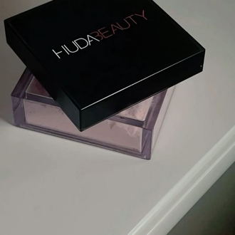 HUDA BEAUTY PUDRA 