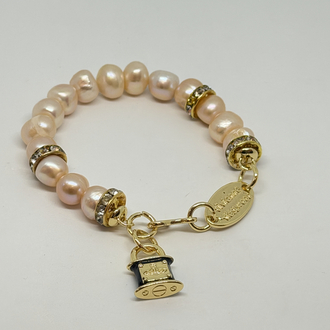 Pembe Tatlı Su İnci Bileklik – Gold Çelik Kilit Charm Detaylı Şık Kadın Bileklik