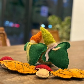 Yaprak Çocuklar ve Meşe Yaprakları