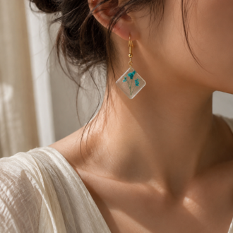 Sonsuz Bahar | El Yapımı Gerçek Çiçekli Epoksi Kare Küpe