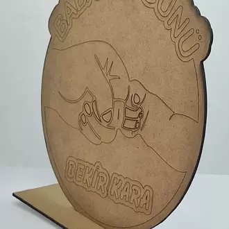 BABALAR GÜNÜ İÇİN İSİM YAZILI MDF AHŞAP GÖRÜNÜMLÜ MASA YAZISI 23X24CM