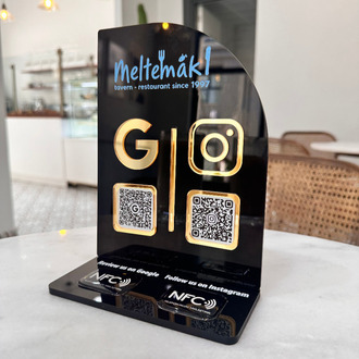 Çift QR & NFC Özellikli PleksiGlass Stant Yelken Tasarımlı