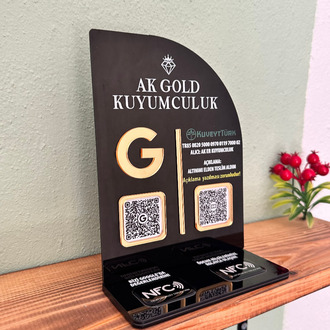 Çift QR & NFC Özellikli PleksiGlass Stant Yelken Tasarımlı