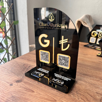 Çift QR & NFC Özellikli PleksiGlass Stant Yelken Tasarımlı