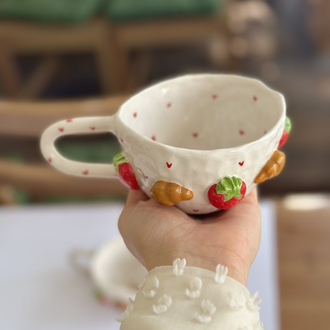 Romantik Tasarım Seramik Kupa – Çilek ve Kruvasan Figürlü