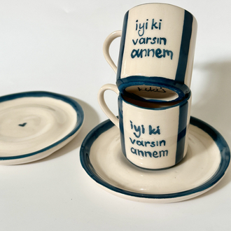 İyi ki Varsın Annem El Yapımı Seramik Fincan ve Tabak Seti
