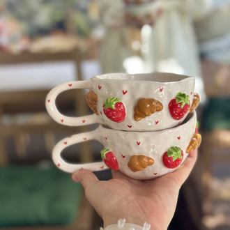 Romantik Tasarım Seramik Kupa – Çilek ve Kruvasan Figürlü