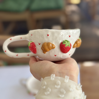 Romantik Tasarım Seramik Kupa – Çilek ve Kruvasan Figürlü