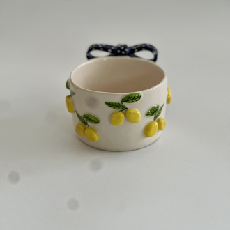 Limonlu Romantik Seramik Kupa – Kurdele Kulplu 
