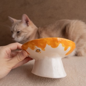 Arı Desenli Eğimli Whisker-Friendly Yükseltilmiş Seramik Kedi Mama Kabı — 14 cm