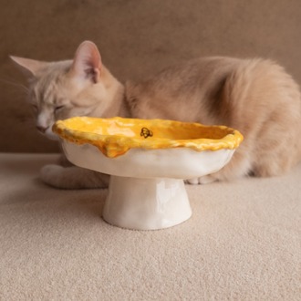 Arı Desenli Yükseltilmiş Seramik Kedi Mama Kabı — 16 cm | Kuimo