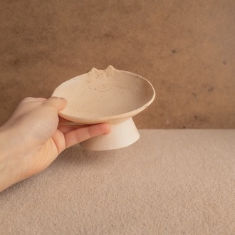 El Yapımı Kulaklı Yükseltilmiş Seramik Kedi Mama Kabı — 14 cm | Kuimo