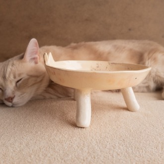 El Yapımı Kedi Yüzlü Yükseltilmiş Seramik Kedi Mama Kabı — 19 cm | Kuimo