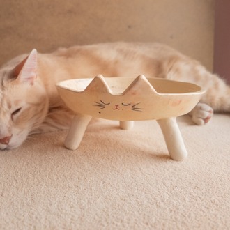 El Yapımı Kedi Yüzlü Yükseltilmiş Seramik Kedi Mama Kabı — 19 cm | Kuimo