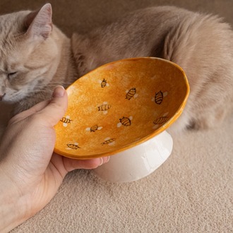 Arı Desenli Eğimli Whisker-Friendly Yükseltilmiş Seramik Kedi Mama Kabı — 14 cm