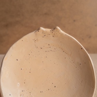 El Yapımı Kulaklı Yükseltilmiş Seramik Kedi Mama Kabı — 14 cm | Kuimo