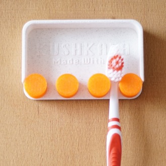 KushKafa Yapışkanlı Diş Fırçalık – Delmesiz Hava Alan Duvar Tipi Banyo Aksesuarı - ORANGE