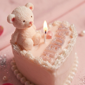 Ayıcıklı ve Kalp Şeklinde ‘Happy Birthday’ yazılı pasta mum