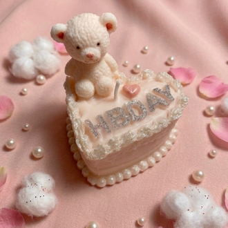 Ayıcıklı ve Kalp Şeklinde ‘Happy Birthday’ yazılı pasta mum
