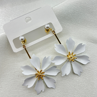 Gold Beyaz Çiçek Model Küpe