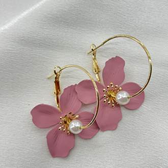 Gold Pembe Çiçek Model Küpe