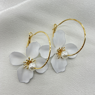 Gold Beyaz Çiçek Model Küpe