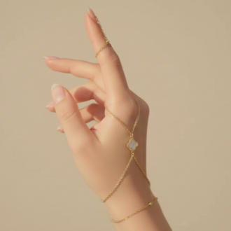 Lavoggue Lumière Clover Hand Chain