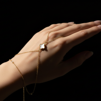 Lavoggue Lumière Clover Hand Chain