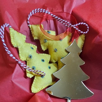 3 adet Yılbaşı Noel Yeni Yıl Süsü, Renkli Keçe, İşlemeli Çam Ağacı ve Altın Pleksi 
