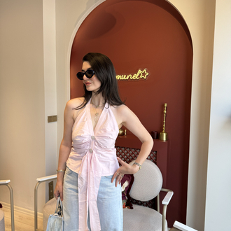 Pembe düğmeli sırtı açık gömlek